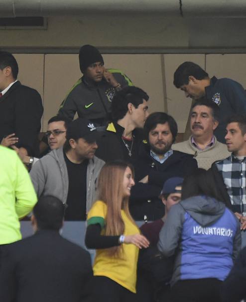 Neymar in tribuna (Afp)